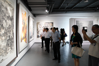 省文聯文藝創(chuàng)作研討會代表參觀2014四川美術作品展，共話文藝創(chuàng)作新方向